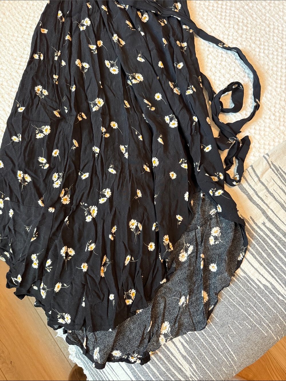 Audrey 3+1 Black Wrap Maxi Dress with White and Yellow Daisies - Picture 3 of 3
